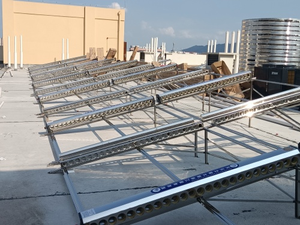 學生宿舍太陽能熱水器施工現場實拍1