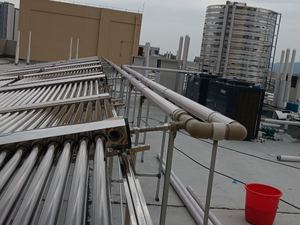 學生宿舍太陽能熱水器施工現場實拍9